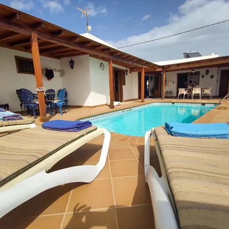 Mit Beheiztem Pool By Interhome Nyaraló